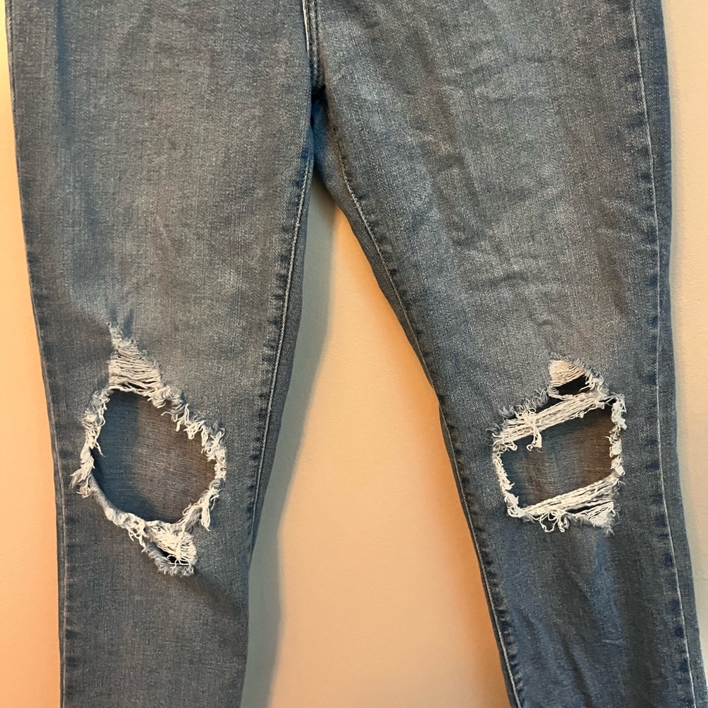Levi's Women's 724 High Tise Straight Crop Medium Blue Distressed Jeans - Picture 6 of 9